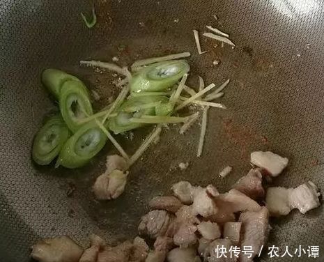 辣椒炒肉先炒辣椒还是先炒肉？很多人都做错了，难怪炒不好吃