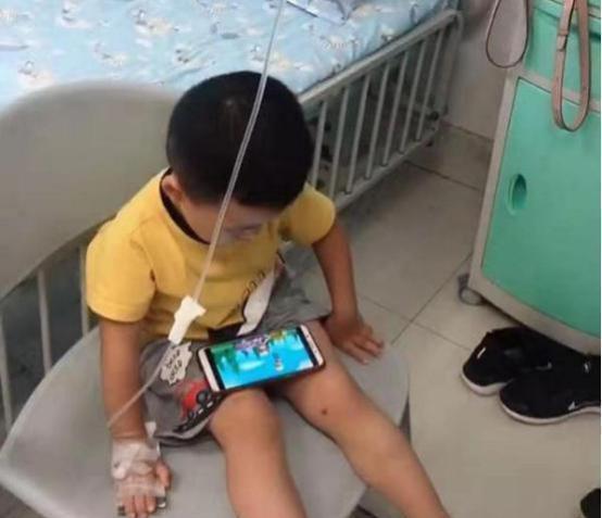 老人|“最懒爷爷”走红,陪孙子打点滴却“霸占”床位,宝妈脸都黑了