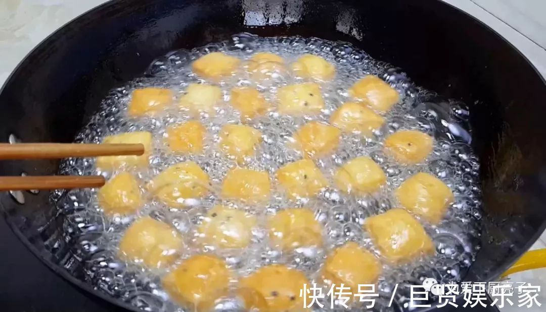 1斤面粉,4个鸡蛋,锅里炒一炒,教你做创意小零食,比麻花都好吃