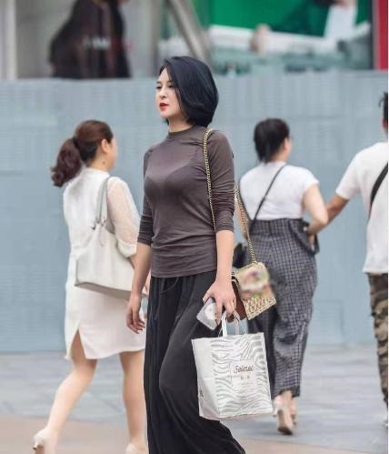 薄纱 浅褐色薄纱T恤搭配黑色阔腿裤,休闲传统,温婉大方!