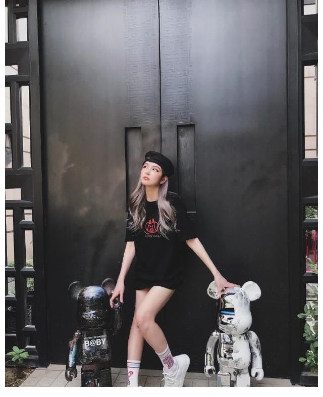 周扬青在自家录节目，从大门就能看出，绝对是“大户人家”