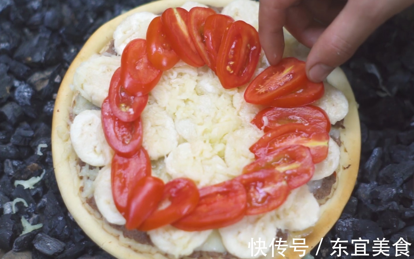 披萨|2分钟教你在家做披萨,香浓拉丝,做法简单,比外面的好吃多了!