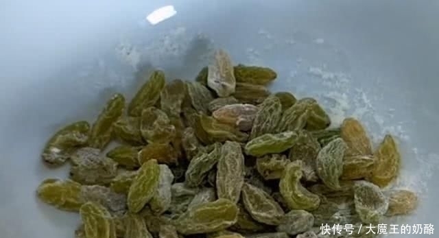 把1碗大米倒进油锅,瞬间变美味,吃完还想吃,做法超简单,解馋