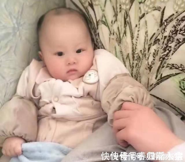 宝宝|爸爸哄小宝宝睡觉,突然放音乐,宝宝反应把妈妈笑翻了