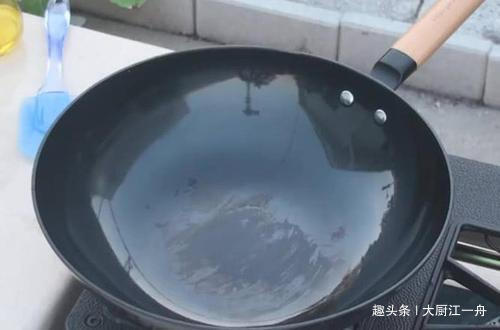 家里炒锅用久了，锅底油污洗不掉，大厨教你这样做，立马光亮如新