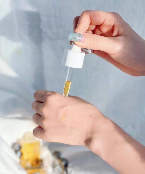 护肤的精髓是什么？讲究女人的“以油养肤”，告诉你护肤真相