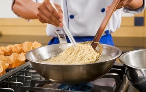 煮面条时,记得提前“放2味”,面条爽滑不坨,又香又好吃