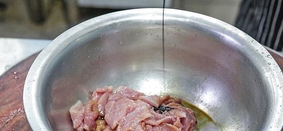 水煮肉片怎样做才好吃大厨教你小技巧,肉片滑嫩鲜香,开胃下饭