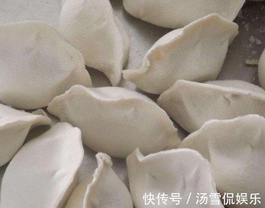 生饺子万万不可直接放冰箱！饺子店老板的独门诀窍，再也不怕粘连