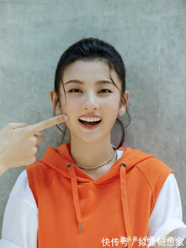 气质 五十多岁的女人,再没钱也别买这5种饰品,廉价掉气质,招人笑话