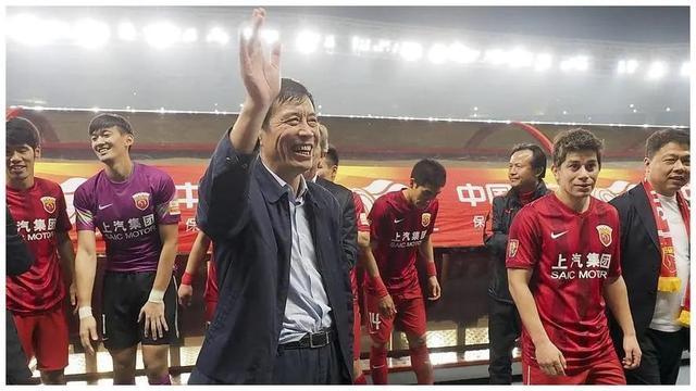 足球报|凌晨1点!中超球员最新言论引爆争议,球迷痛骂:你没能力拿百万年薪