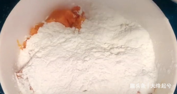 南瓜饼的家常做法,口感软糯香甜,简单易学,早餐给孩子吃