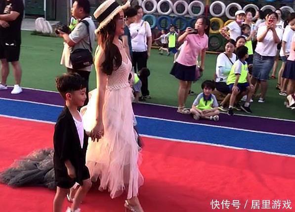幼儿园|幼儿园举办毕业典礼,宝妈带着孩子争奇斗艳,网友:“拼妈”时代