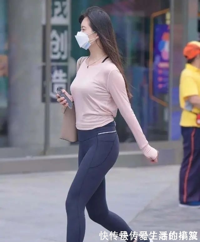 打底裤 打底裤的搭配更显娇俏感,带来浓厚的女人魅力,穿出淑女魅力