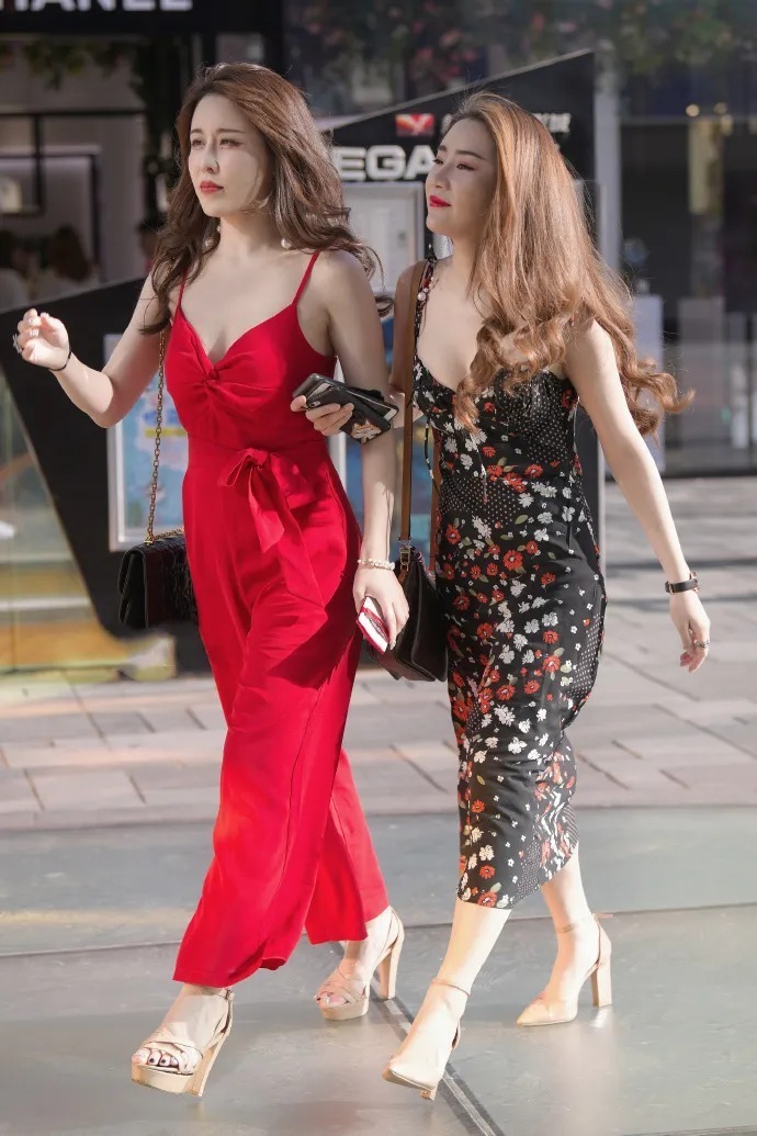 长得很美很动人的性感美女,令人眼前一亮