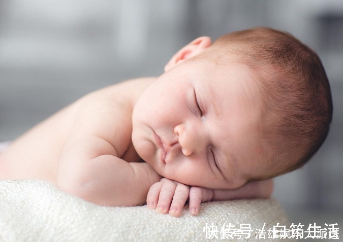 宝妈|宝宝出生后多久会抬头和翻身一般在此时间,你家孩子达标了吗