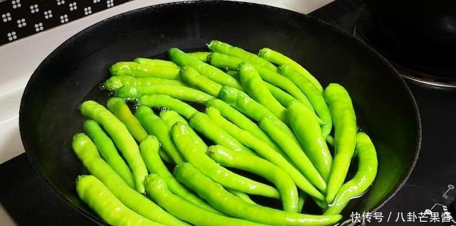 腌辣椒时,不要先加盐,多加1步,辣椒爽脆更入味,放半年不会坏!