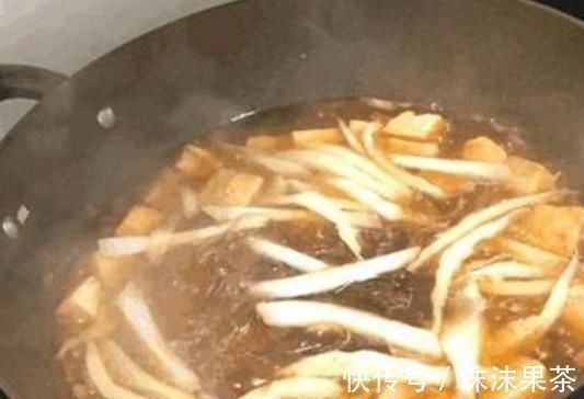 白菜炖豆腐做得不好吃那是你没用对方法,这样做上桌连汤都不剩
