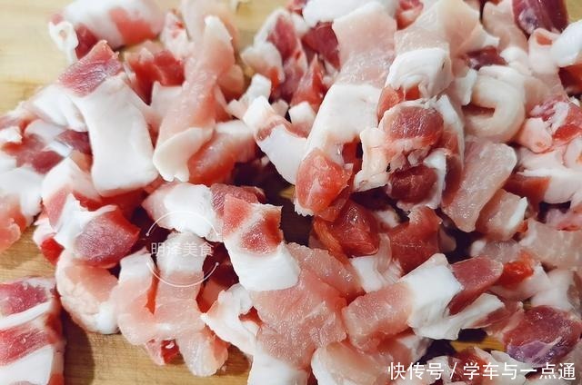 炸酥肉时,很容易出现“脱壳”现象,我来教你怎样解决这个问题