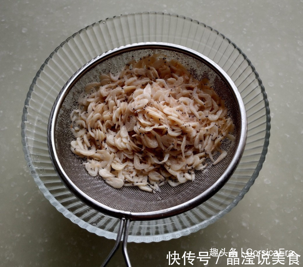 胡萝卜香菇馅饼，颜色金黄，咬一口味道鲜美，香味扑鼻