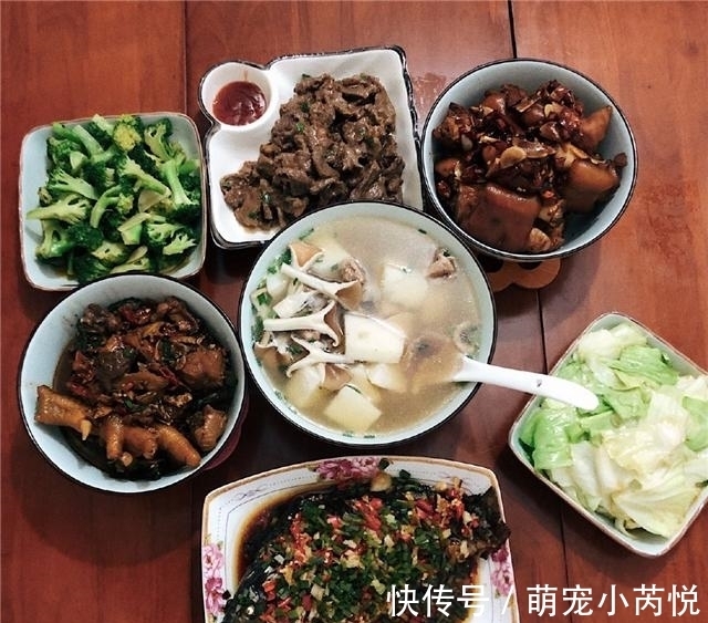 老公同事来家里蹭饭,我专门下厨招待,饭后他的话让我莫名其妙!
