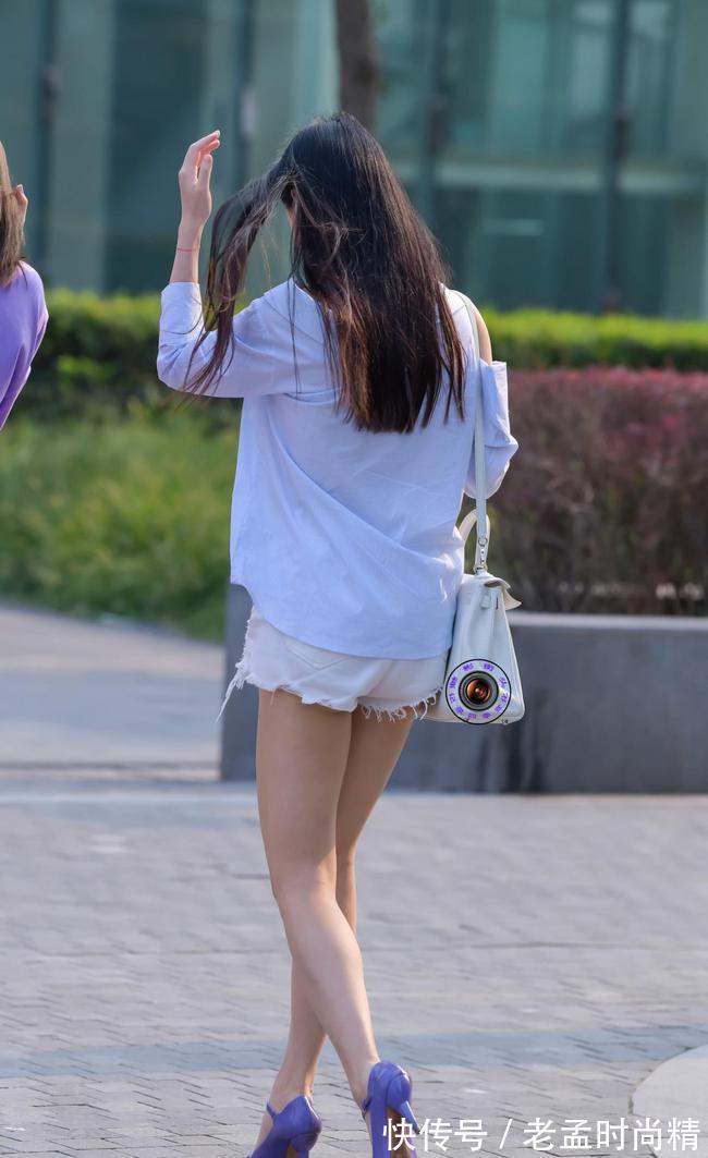 身材高挑 衬衫搭配牛仔短裤,脚下的蓝紫色高跟鞋,打造大长腿还非常出彩