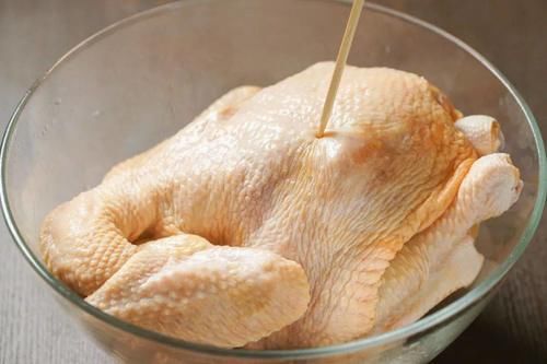  这道超简单的电饭煲焖鸡，外皮油韧，肉质酥烂，真的超下饭