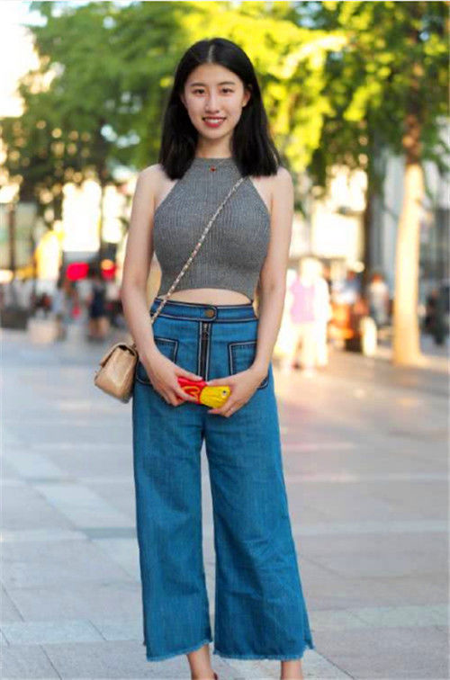 街拍|街拍戴太阳镜的长发美女,v领上衣搭配牛仔短裤,笑容甜美可爱