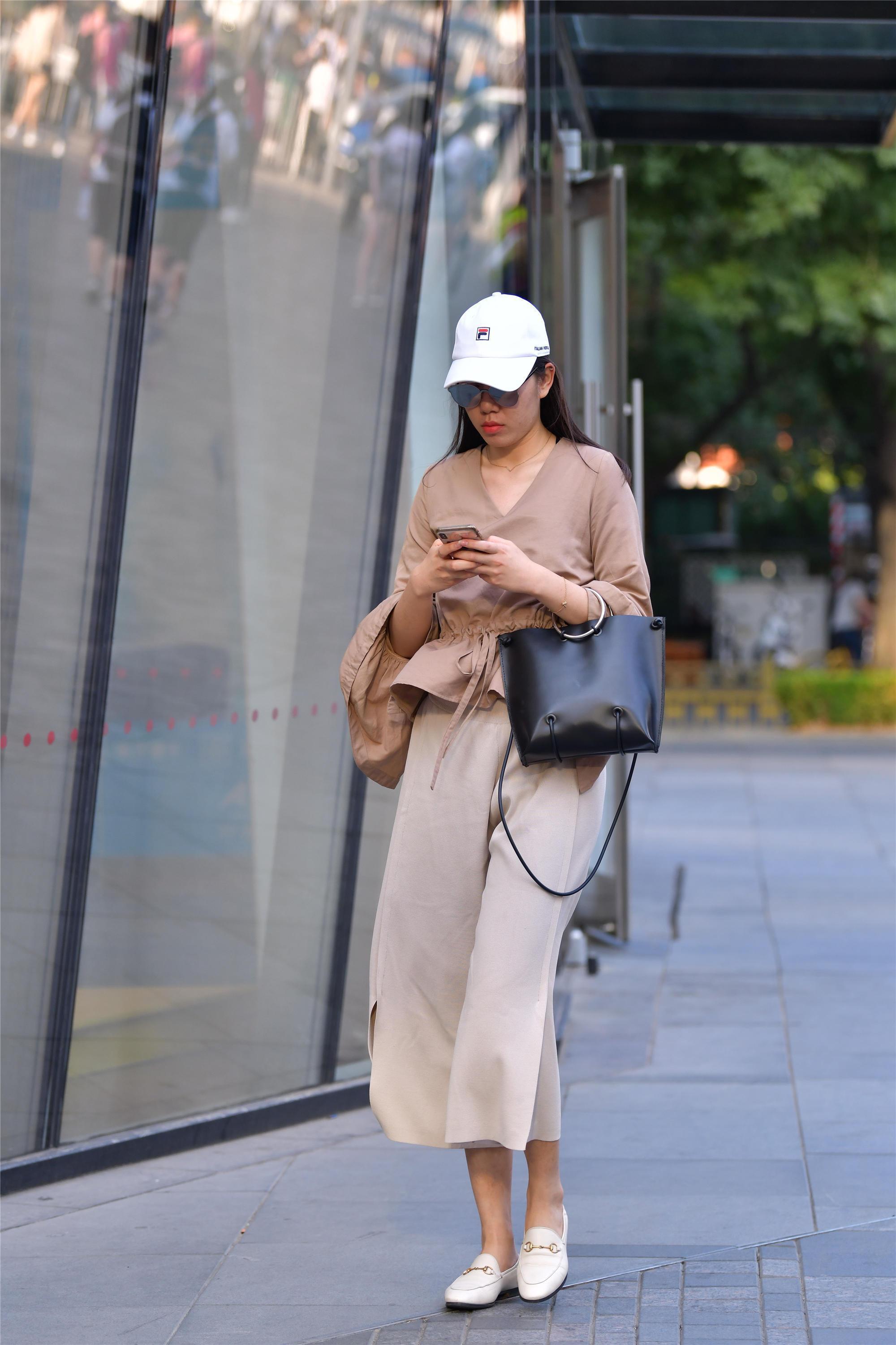 姑娘|街拍小姐姐白色的紧身上衣搭配黑色的紧身牛仔短裤,少女感十足