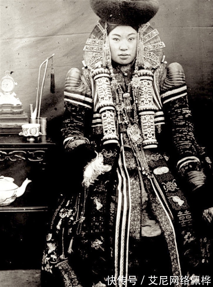 巴图孟克|1900年喀尔喀蒙古女性服装老照片，穿着打扮很有民族特色