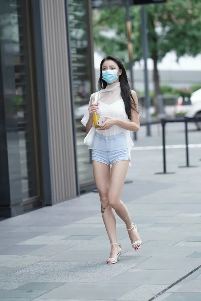 穿牛仔短裤的时尚女生, 戴着口罩也遮不住优雅美丽