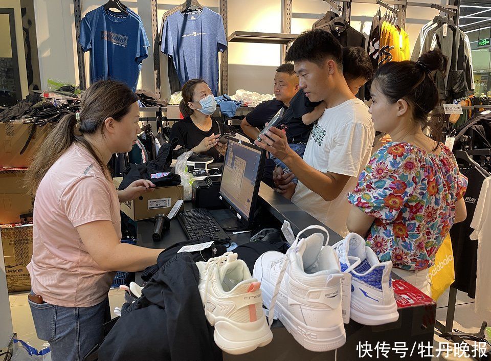 茂业百货|销量暴增！记者探访菏泽多家鸿星尔克专卖店……