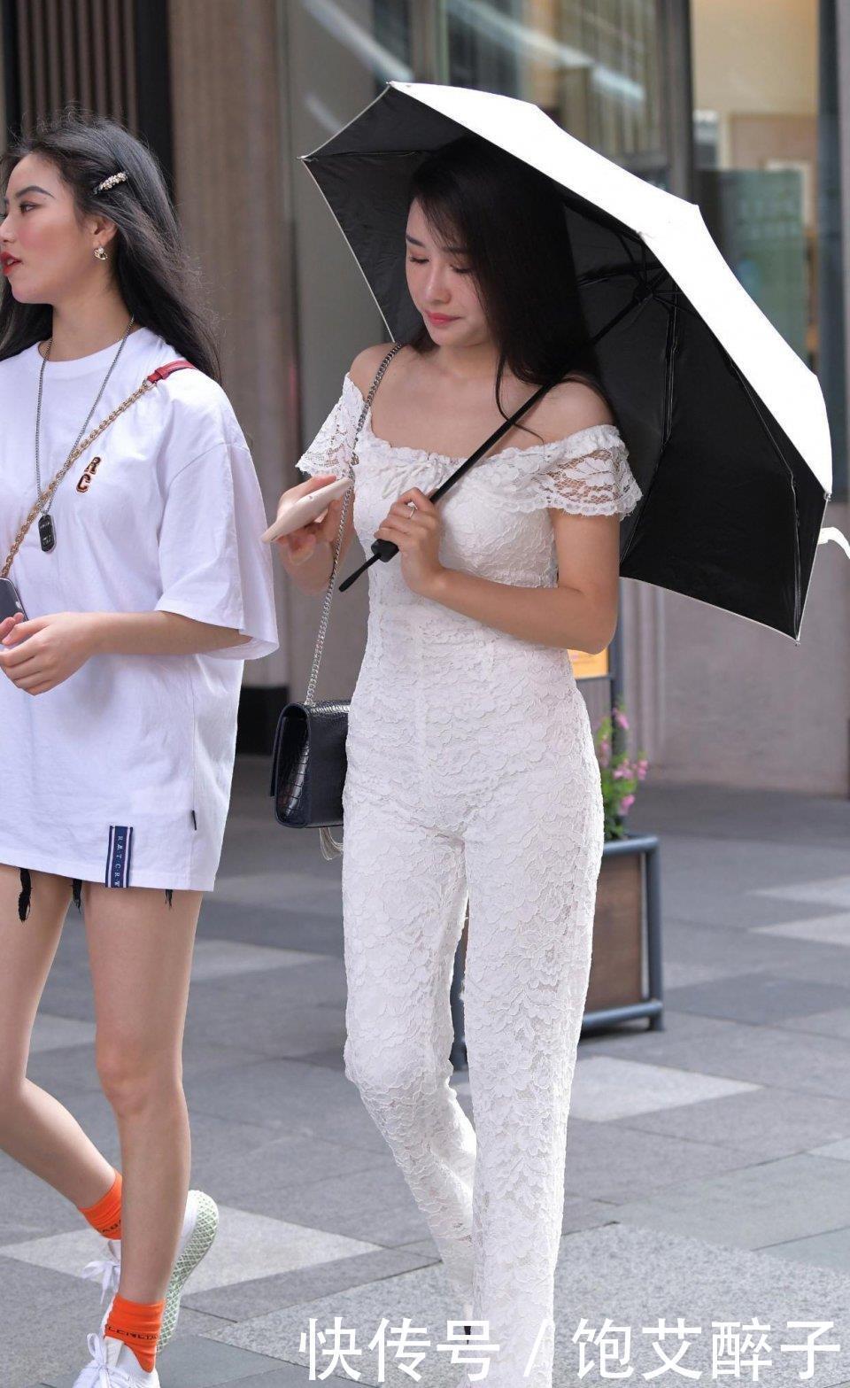 街拍美女:白色一字领连体裤搭配尖头细跟鞋,微胖美女风情万种