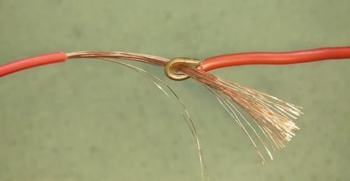 家用|家用电线,一根4平方的,一根2.5的做插座可以不?