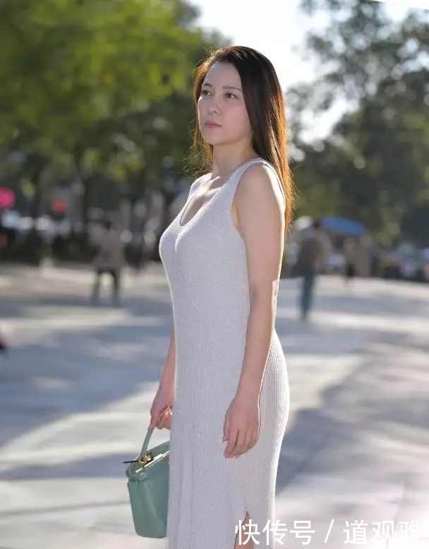 风韵动人的长发美女,穿一袭长裙展现高高雅气质