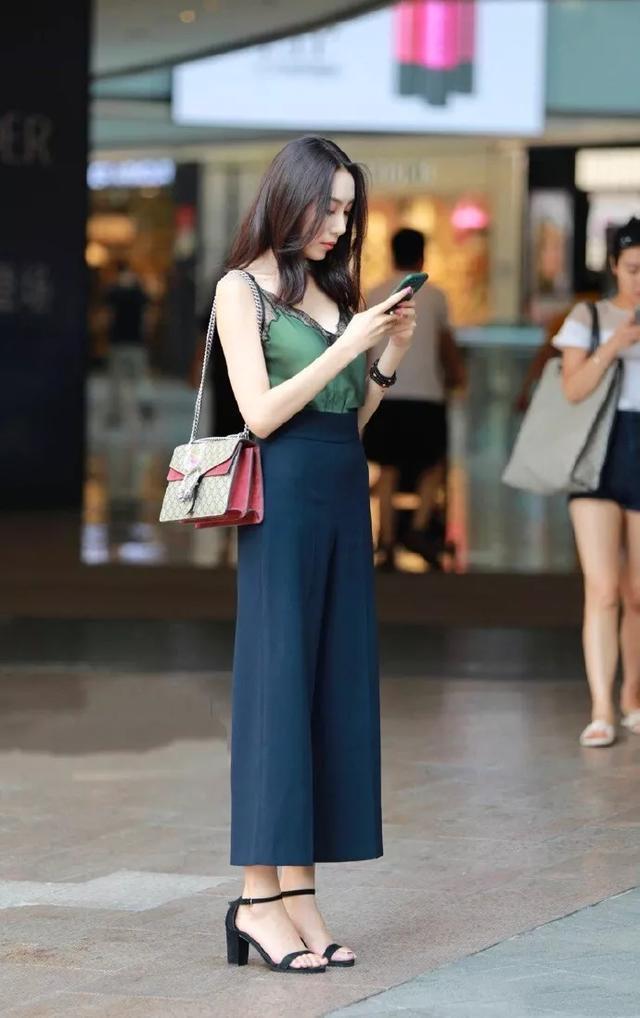 清新|小姐姐身穿红色吊带连衣裙,看上去十分的亮眼,清新又靓丽