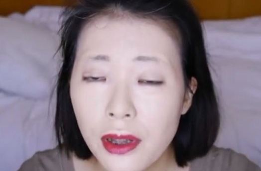 抖音 女子在抖音上挑战100层粉底，卸妆那一刻，网友：眼睛要怀孕