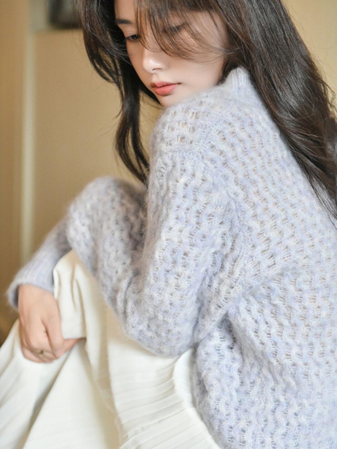 美眉|女人在冬季“买精不买多”,利用毛衣+半身裙来打造女性优雅气质