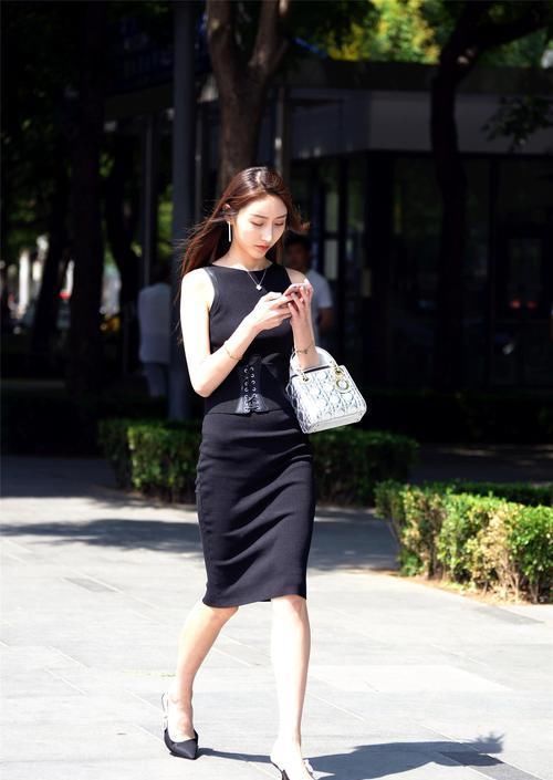 紧身上衣搭配超短热裤,脚踩一双白色长靴,精致又时尚