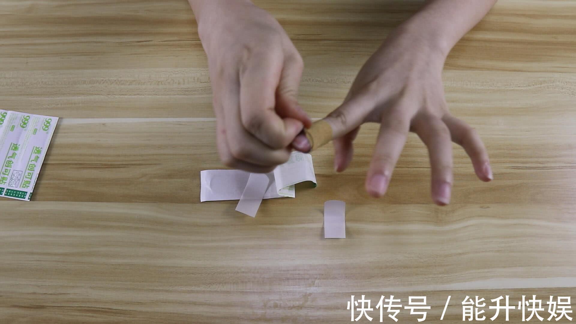 创口贴中间剪一刀,这样粘的牢固还方便实用,很多人都做错了