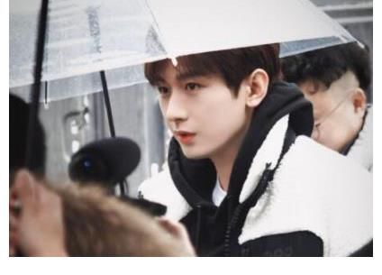 成毅《奇妙之城》路透流出,镜头拉远后,才明白他与路人的区别