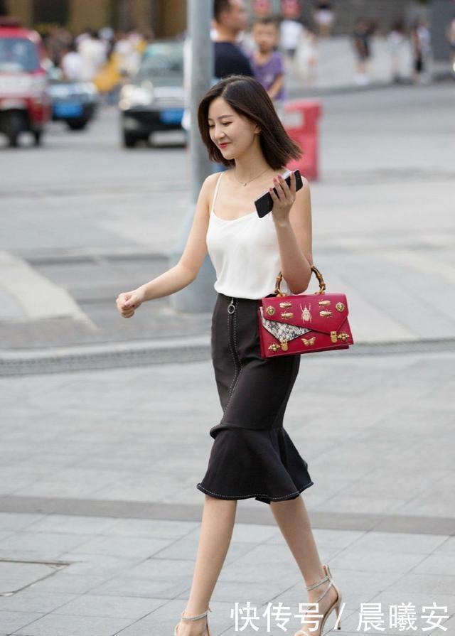 黑色|街拍高挑的小姐姐,搭配白色的打底裤和黑色外套,尽显好身材