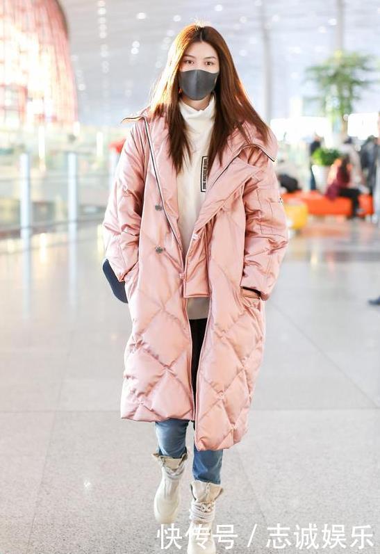 今年流行一种穿法，叫“绗缝棉服+靴子”，保暖不显臃肿，真美