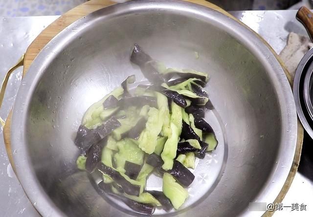 酸辣|茄子不要炒着吃了，大厨教你新做法手撕茄子，一蒸一拌，酸辣入味
