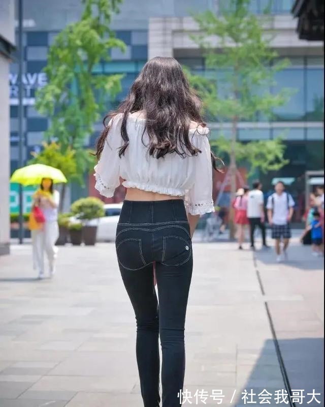 挂坠 搭配有非常多种多样,若是你喜欢搭配秋冬装,怎能少得了百褶裤呢!