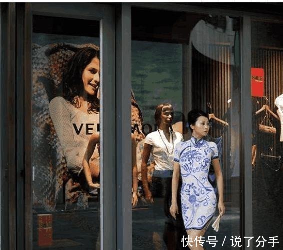 公交|美女在身上画旗袍当衣服, 光着身子挤公交被发现! 这下尴尬了!