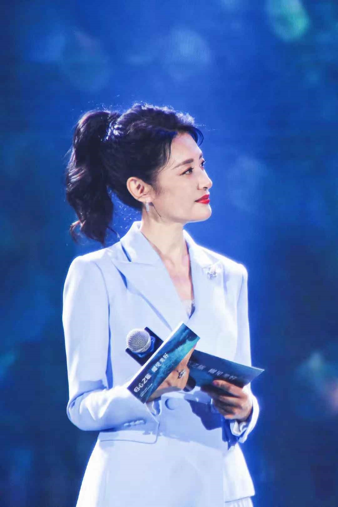 周涛气质全开, 身穿一件黑色皮衣搭配黑色西装裤, 优雅又端庄