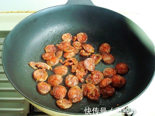 腊肠|萝卜就要这样做，大火炒一炒，口感清脆且入味，来一大口超下饭