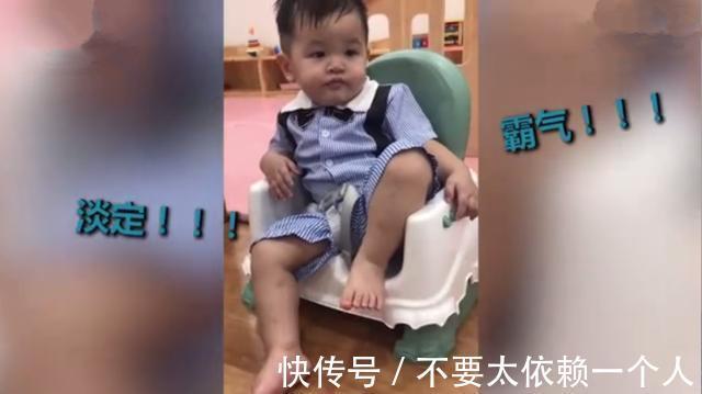 家长|幼儿园宝宝“大佬坐姿”走红,平静看其他同学哭,自己反而很淡定