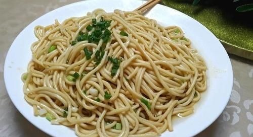 公司效益好，老板请员工吃便饭，7菜2汤2主食，有你喜欢吃的吗